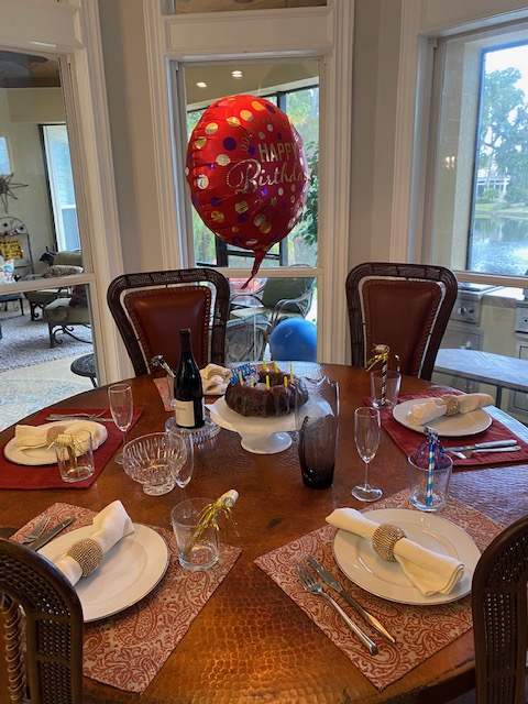 This image has an empty alt attribute; its file name is papa-ron-bd-table.jpg